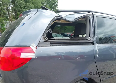 2010 Toyota Sienna Le from USA, damaged, VIN 5TDKK4CC9AS320898